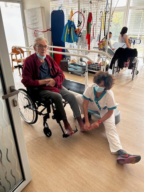 Une séance de rééducation avec un patient
